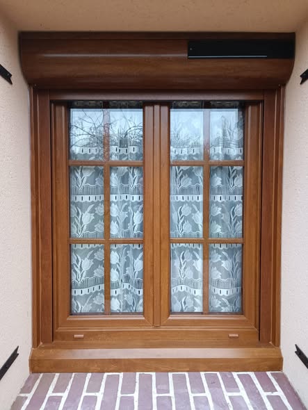 Fenêtre chêne doré avec croisillons – Iso Home Protect