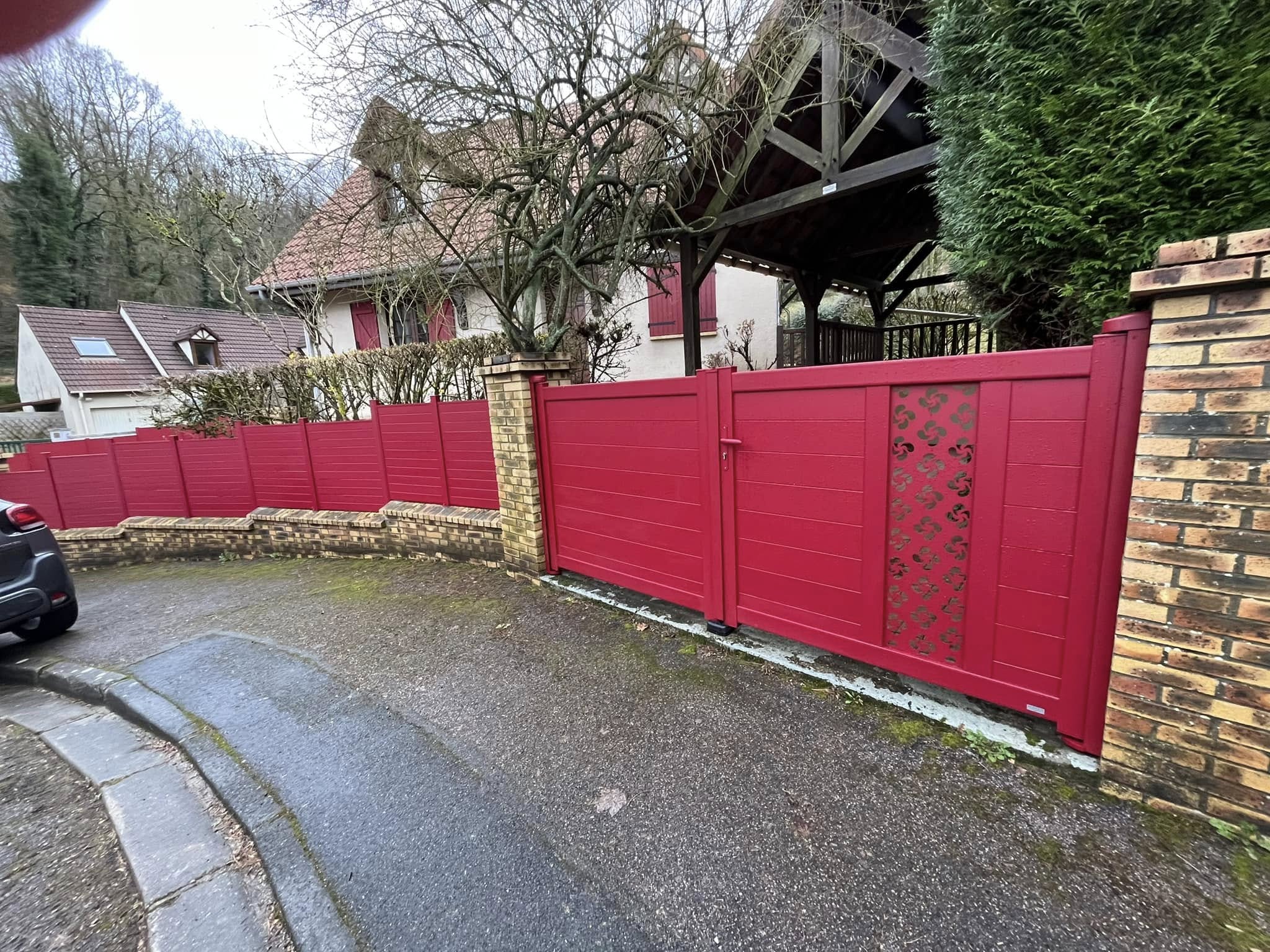Portail et clôture rouges – Iso Home Protect
