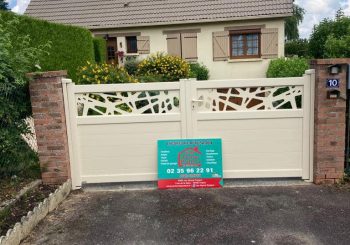 Portail aluminium ivoire avec décor Fresk