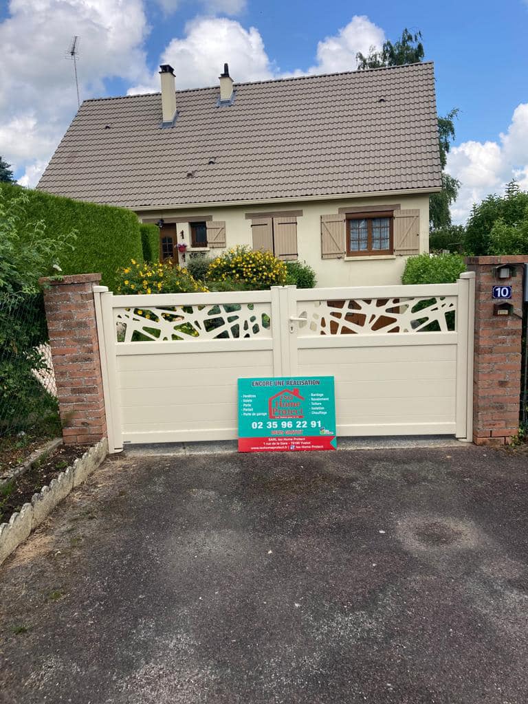 Portail aluminium ivoire avec décor Fresk