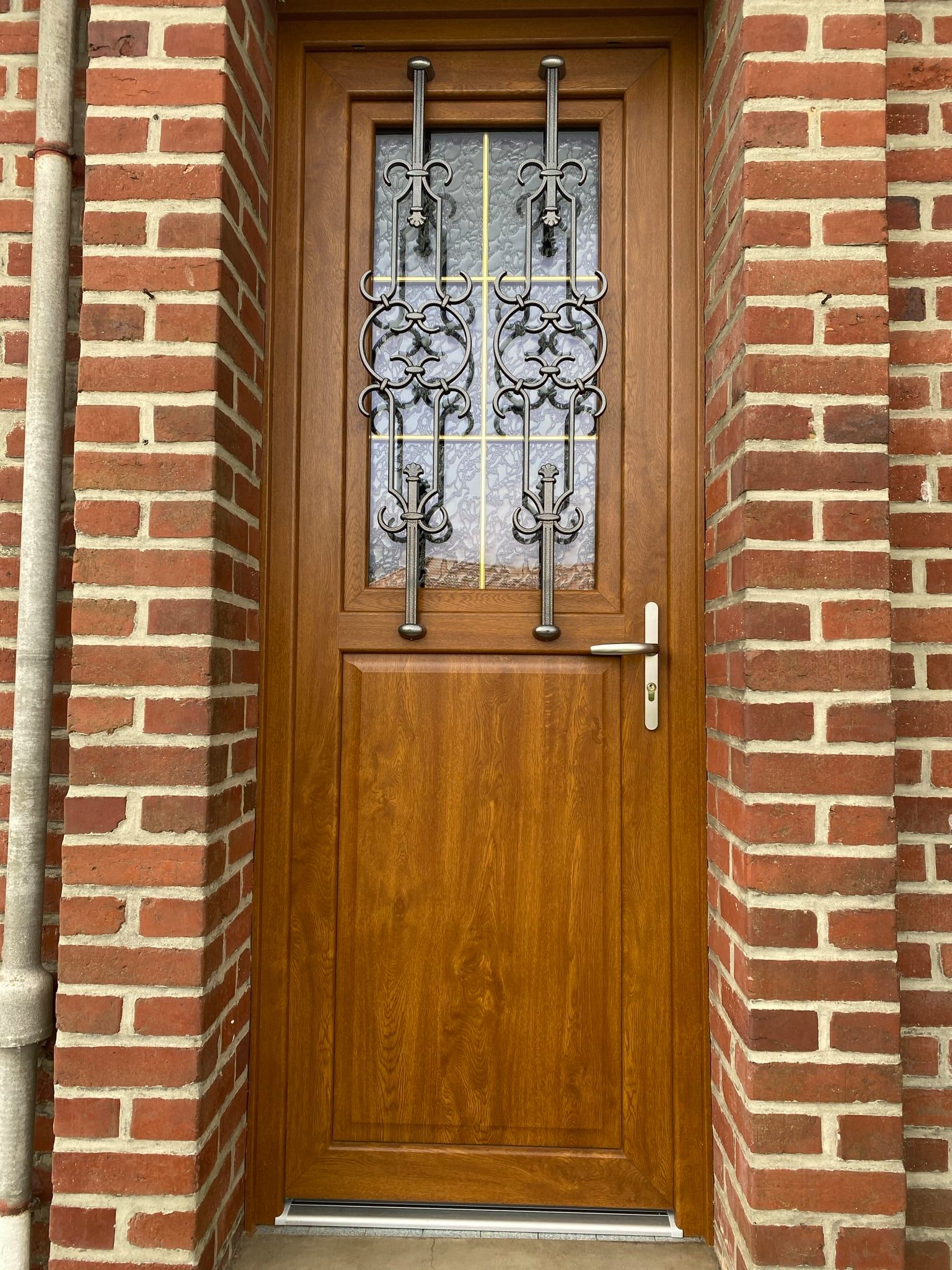 Pose d'une belle porte entrée chêne doré style fermière avec grille de style, croisillons laiton et ouverture de la partie vitrée.